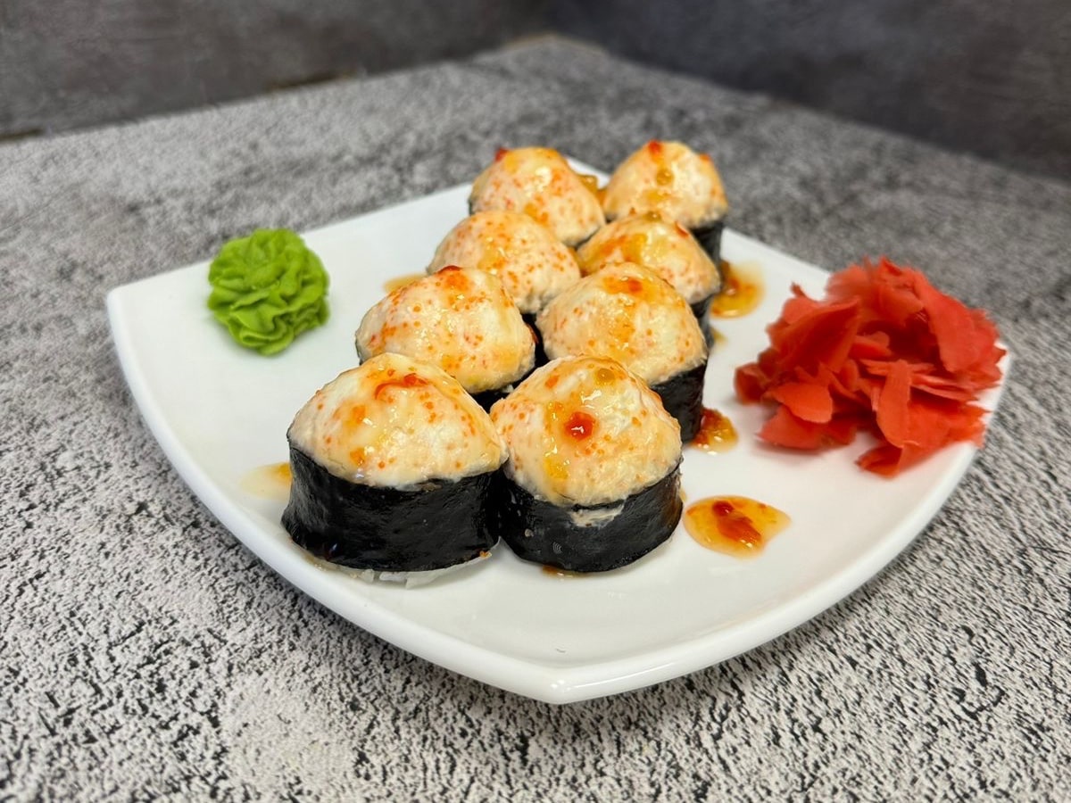 Роллы с фирменой сливочной шапкой с креветкой