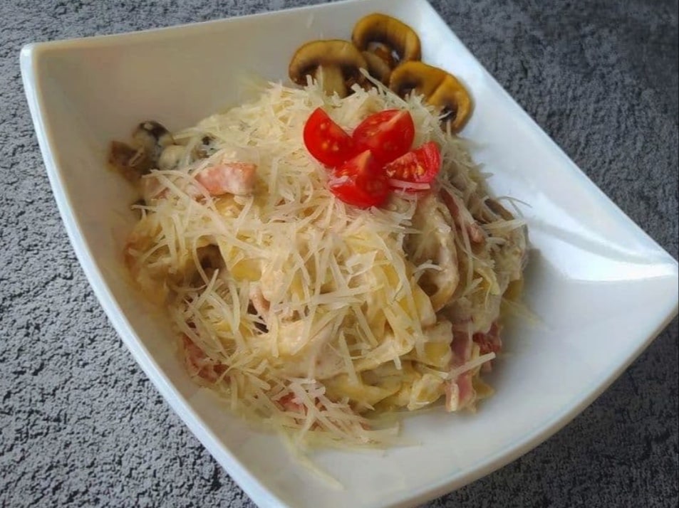 Паста с курицей и шампиньонами